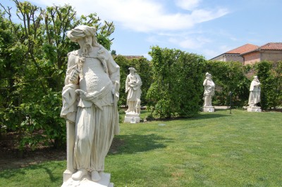 dominio bagnoli statue giardino