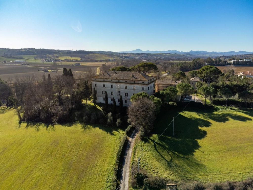 Palazzo Antonelli Augusti Martines dalle 100 finestre